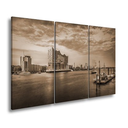 Leinwandbild Abendlicht küsst Hamburgs Hafen mit goldener Eleganz. - deyoli