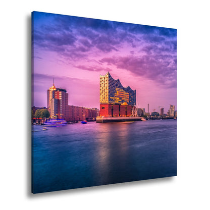 Leinwandbild Abendlicht küsst Hamburgs Hafen mit goldener Eleganz. - deyoli