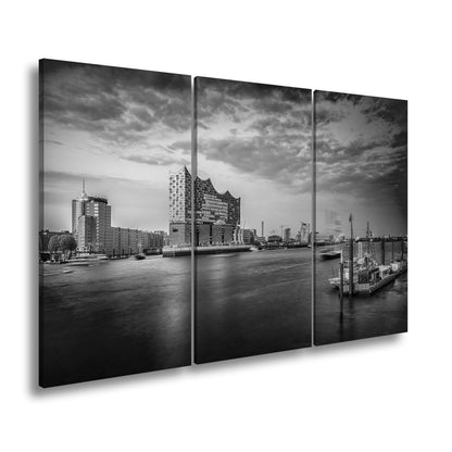 Leinwandbild Abendlicht küsst Hamburgs Hafen mit goldener Eleganz. - deyoli