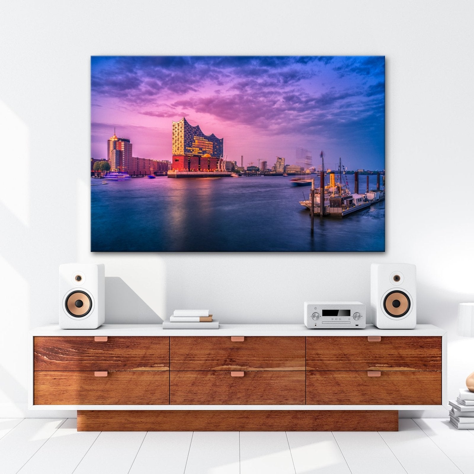 Leinwandbild Abendlicht küsst Hamburgs Hafen mit goldener Eleganz. - deyoli
