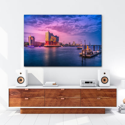 Leinwandbild Abendlicht küsst Hamburgs Hafen mit goldener Eleganz. - deyoli