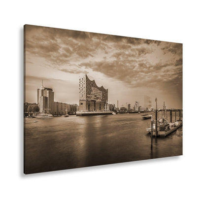Leinwandbild Abendlicht küsst Hamburgs Hafen mit goldener Eleganz. - deyoli