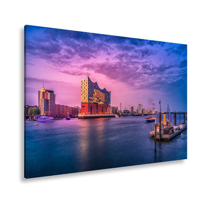Leinwandbild Abendlicht küsst Hamburgs Hafen mit goldener Eleganz. - deyoli