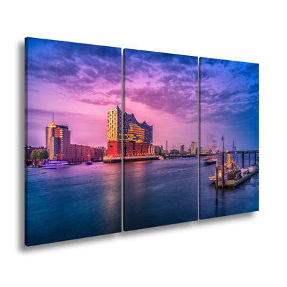 Leinwandbild Abendlicht küsst Hamburgs Hafen mit goldener Eleganz. - deyoli