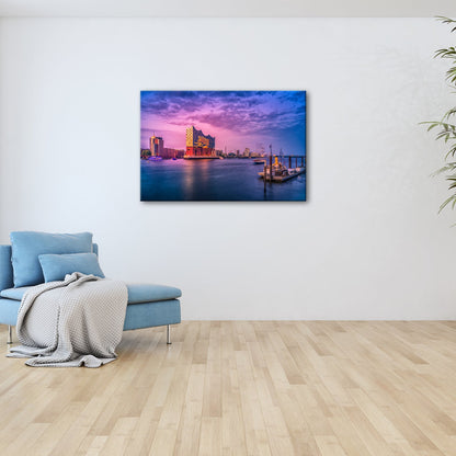 Leinwandbild Abendlicht küsst Hamburgs Hafen mit goldener Eleganz. - deyoli
