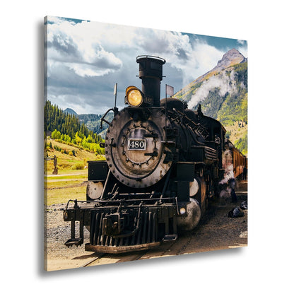 Leinwandbild Alte Dampfkraft rollt stolz durch majestätische Berge. - deyoli