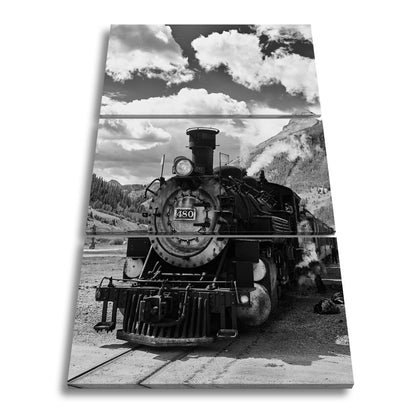 Leinwandbild Alte Dampfkraft rollt stolz durch majestätische Berge. - deyoli
