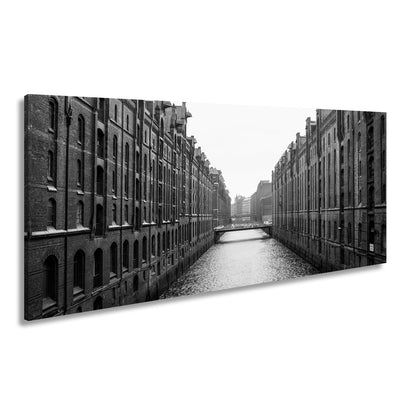 Leinwandbild Backsteinfluchten am Wasser – Hamburgs stille Symmetrie. - deyoli