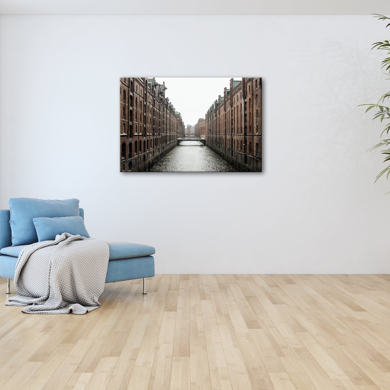Leinwandbild Backsteinfluchten am Wasser – Hamburgs stille Symmetrie. - deyoli