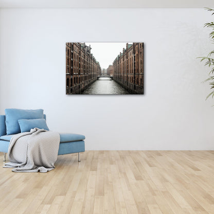 Leinwandbild Backsteinfluchten am Wasser – Hamburgs stille Symmetrie. - deyoli