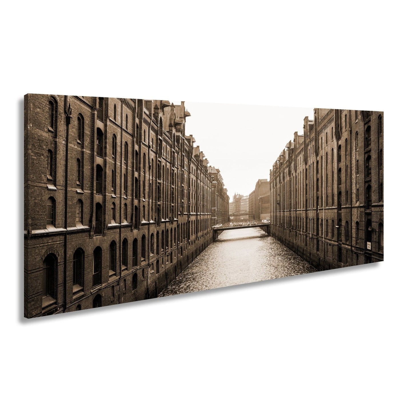 Leinwandbild Backsteinfluchten am Wasser – Hamburgs stille Symmetrie. - deyoli