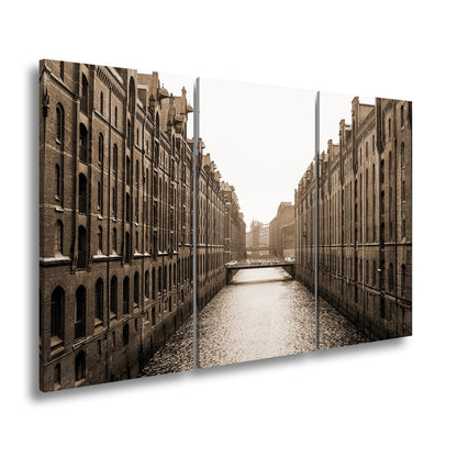 Leinwandbild Backsteinfluchten am Wasser – Hamburgs stille Symmetrie. - deyoli