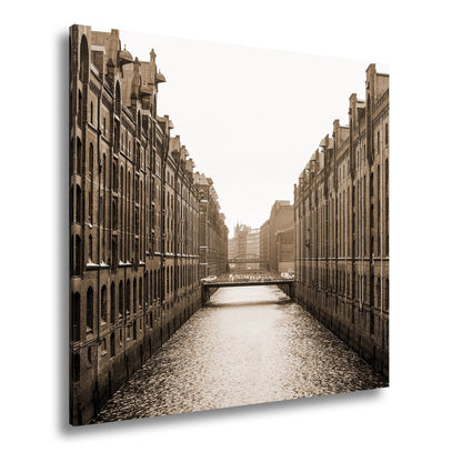 Leinwandbild Backsteinfluchten am Wasser – Hamburgs stille Symmetrie. - deyoli