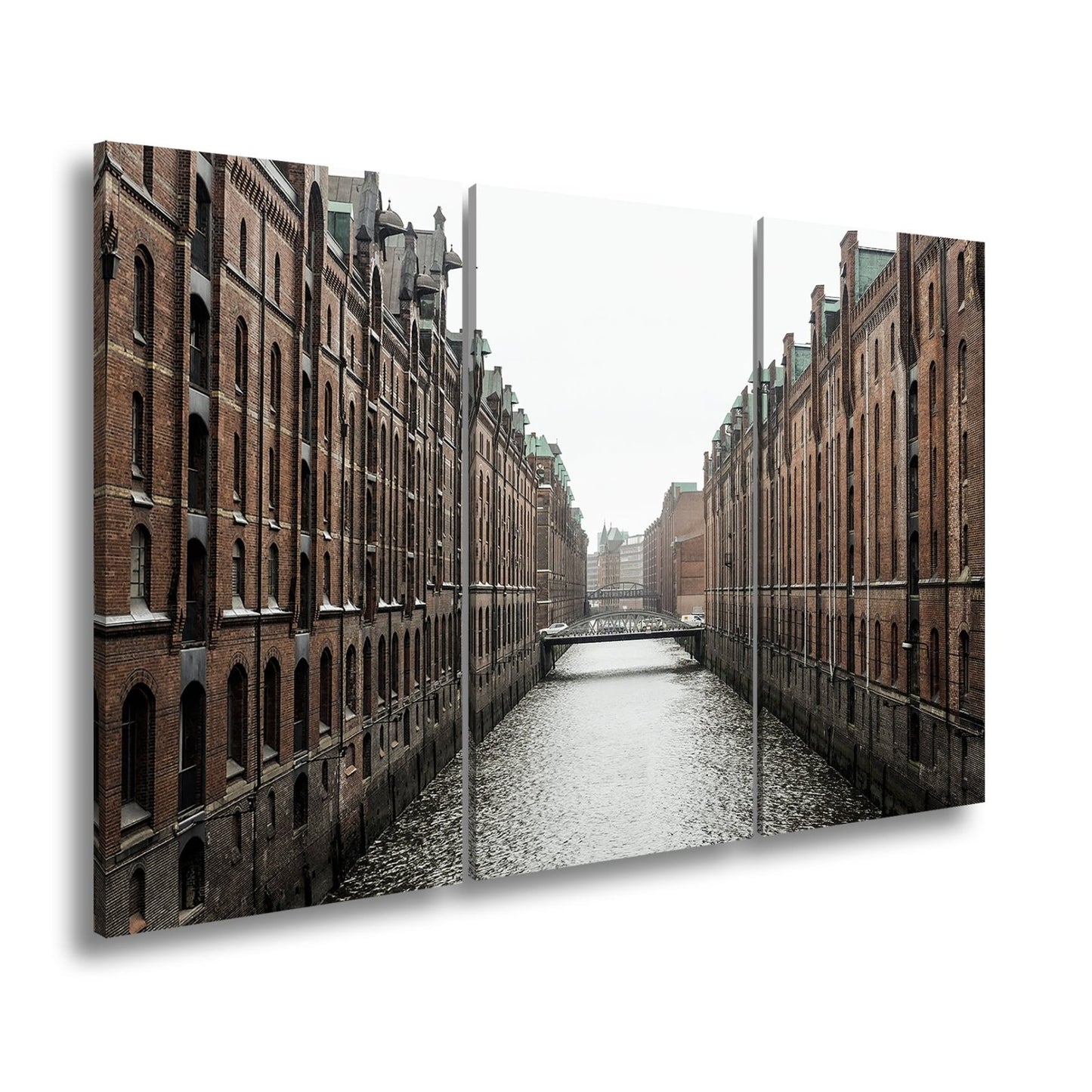 Leinwandbild Backsteinfluchten am Wasser – Hamburgs stille Symmetrie. - deyoli