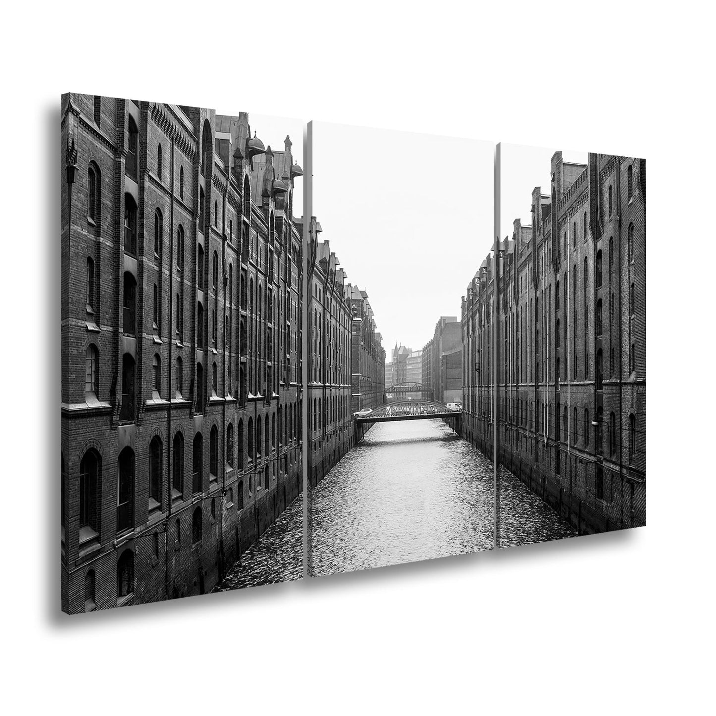 Leinwandbild Backsteinfluchten am Wasser – Hamburgs stille Symmetrie. - deyoli