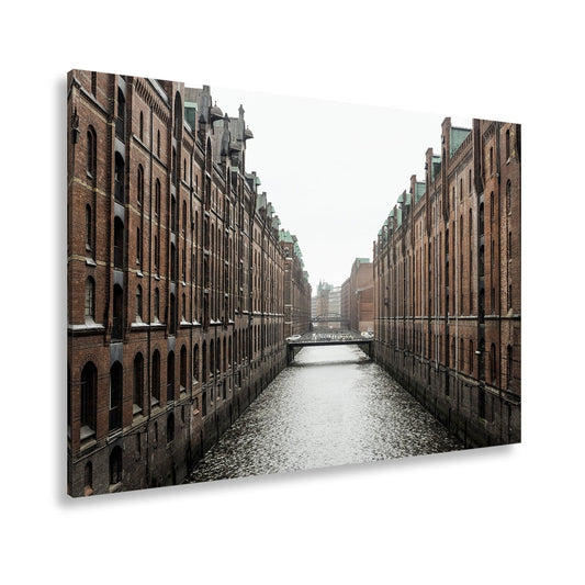 Leinwandbild Backsteinfluchten am Wasser – Hamburgs stille Symmetrie. - deyoli