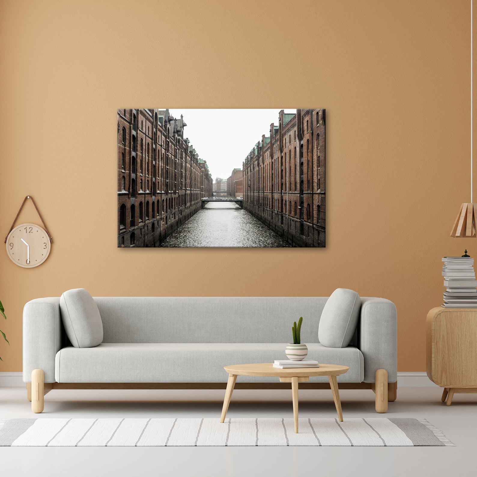 Leinwandbild Backsteinfluchten am Wasser – Hamburgs stille Symmetrie. - deyoli