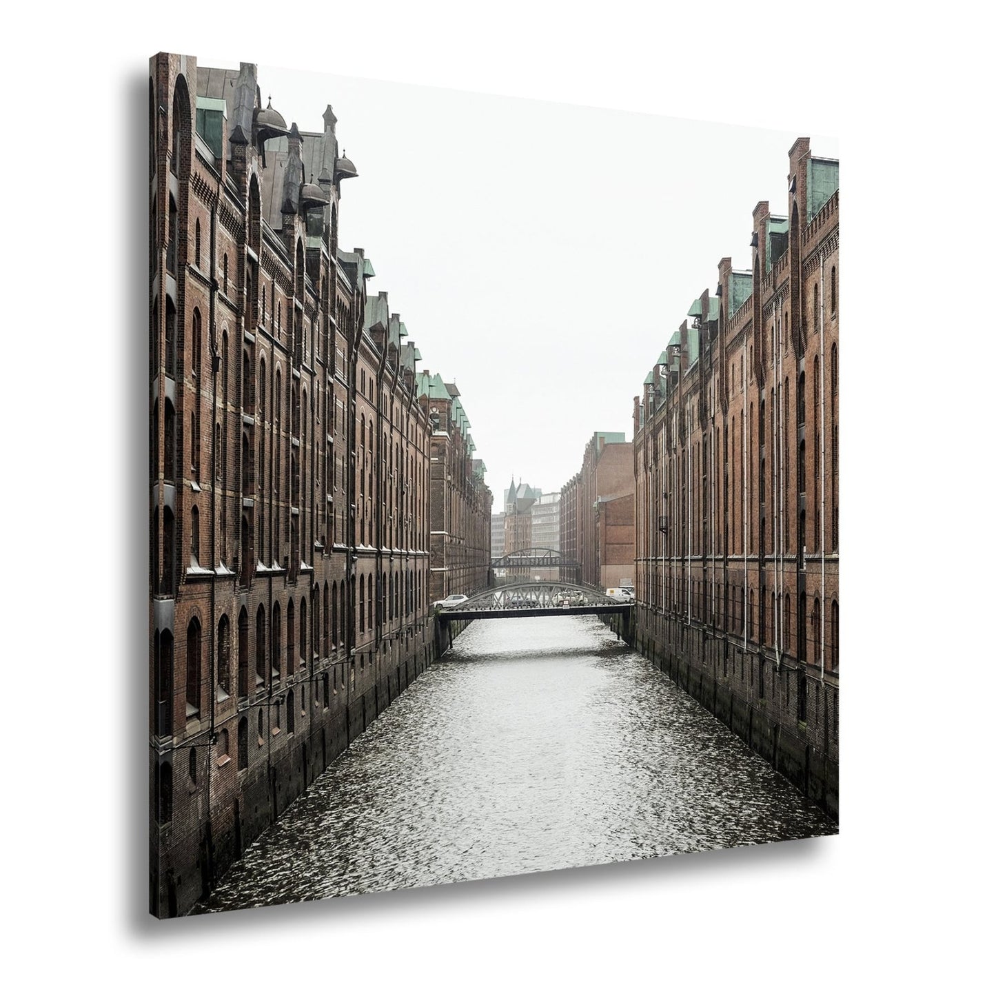 Leinwandbild Backsteinfluchten am Wasser – Hamburgs stille Symmetrie. - deyoli