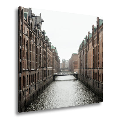 Leinwandbild Backsteinfluchten am Wasser – Hamburgs stille Symmetrie. - deyoli