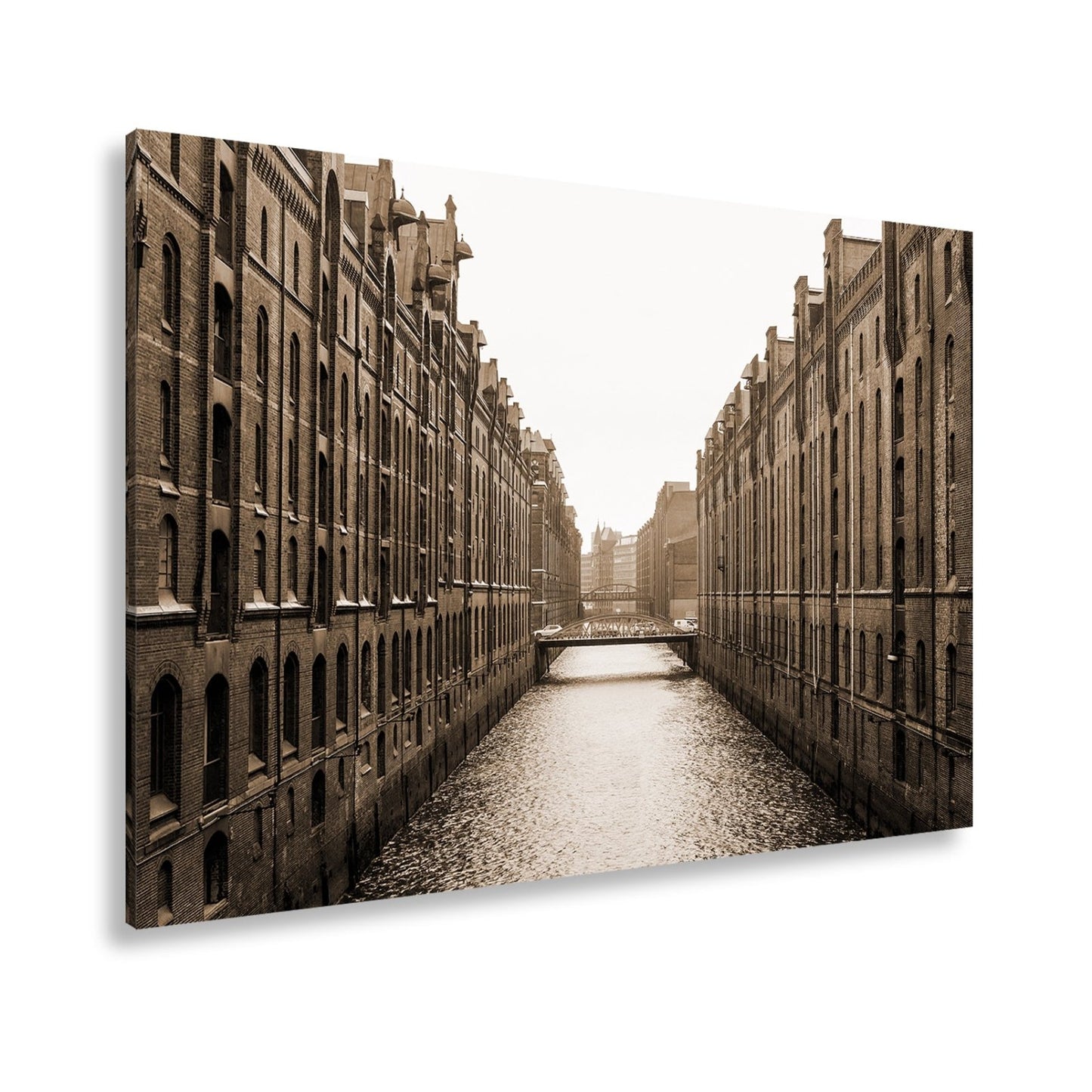 Leinwandbild Backsteinfluchten am Wasser – Hamburgs stille Symmetrie. - deyoli