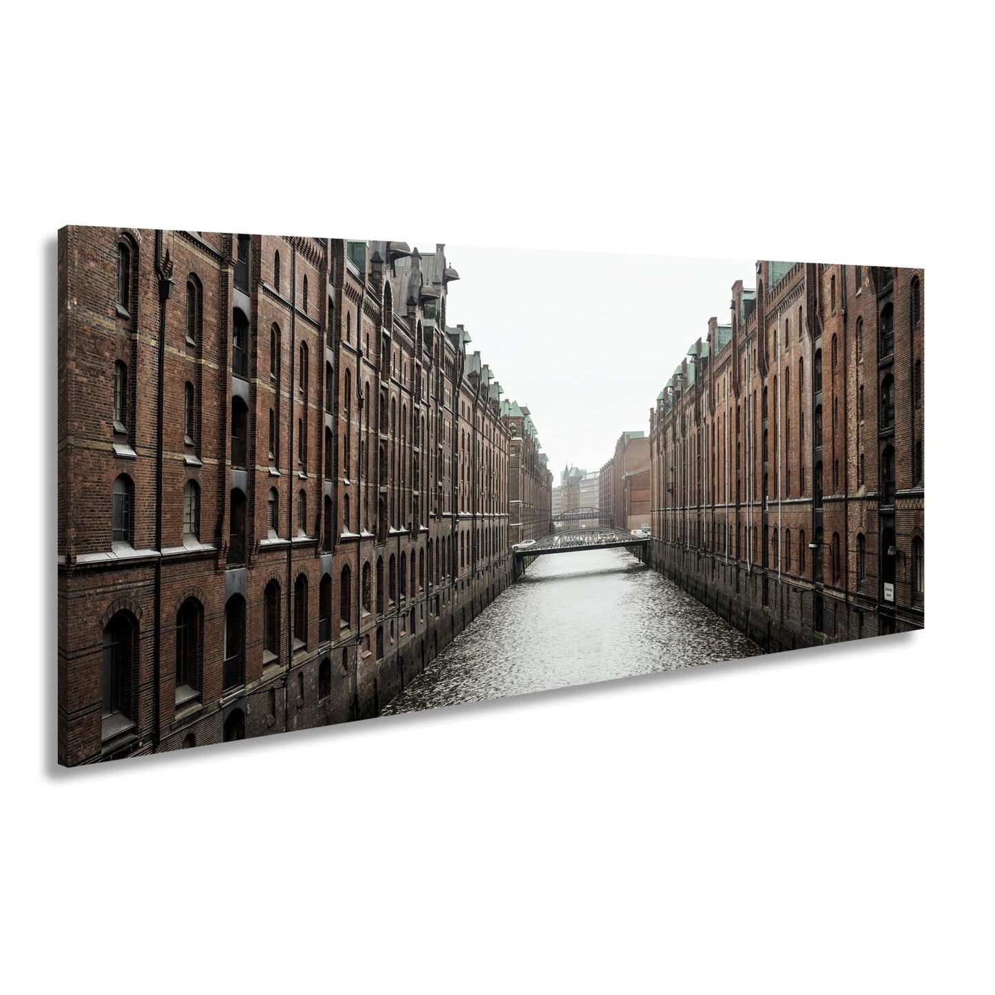Leinwandbild Backsteinfluchten am Wasser – Hamburgs stille Symmetrie. - deyoli