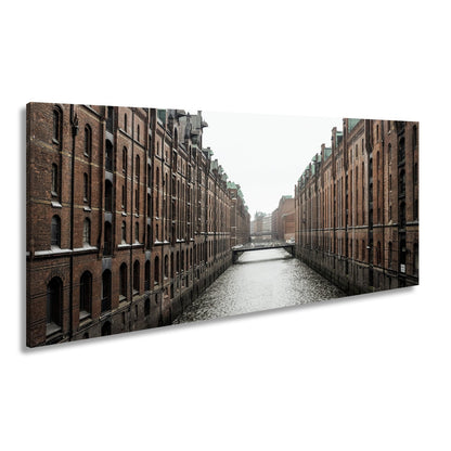 Leinwandbild Backsteinfluchten am Wasser – Hamburgs stille Symmetrie. - deyoli