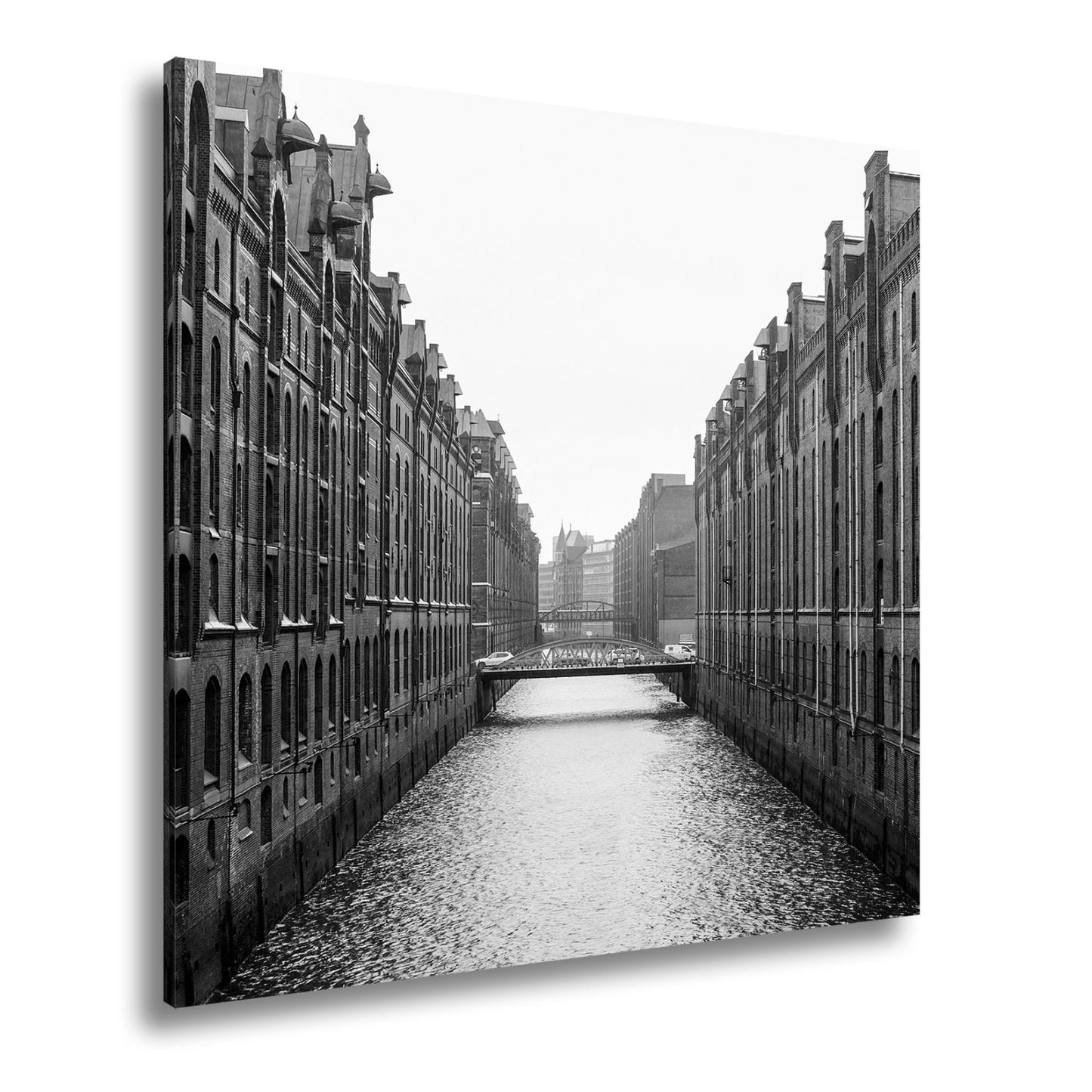 Leinwandbild Backsteinfluchten am Wasser – Hamburgs stille Symmetrie. - deyoli