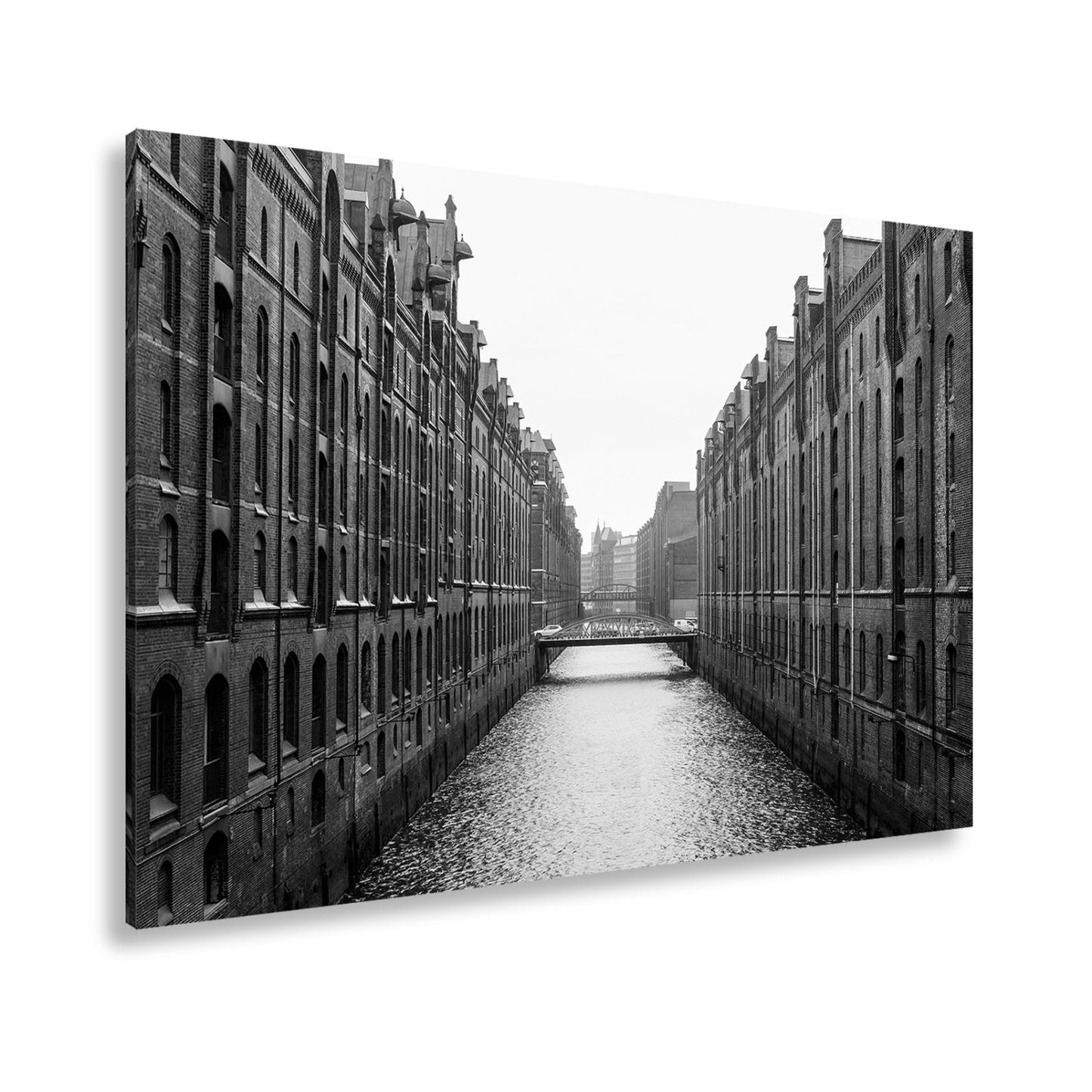 Leinwandbild Backsteinfluchten am Wasser – Hamburgs stille Symmetrie. - deyoli