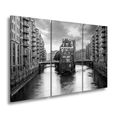Leinwandbild Backsteinromantik in Hamburgs Speicherstadt bei Sonnenuntergang. - deyoli