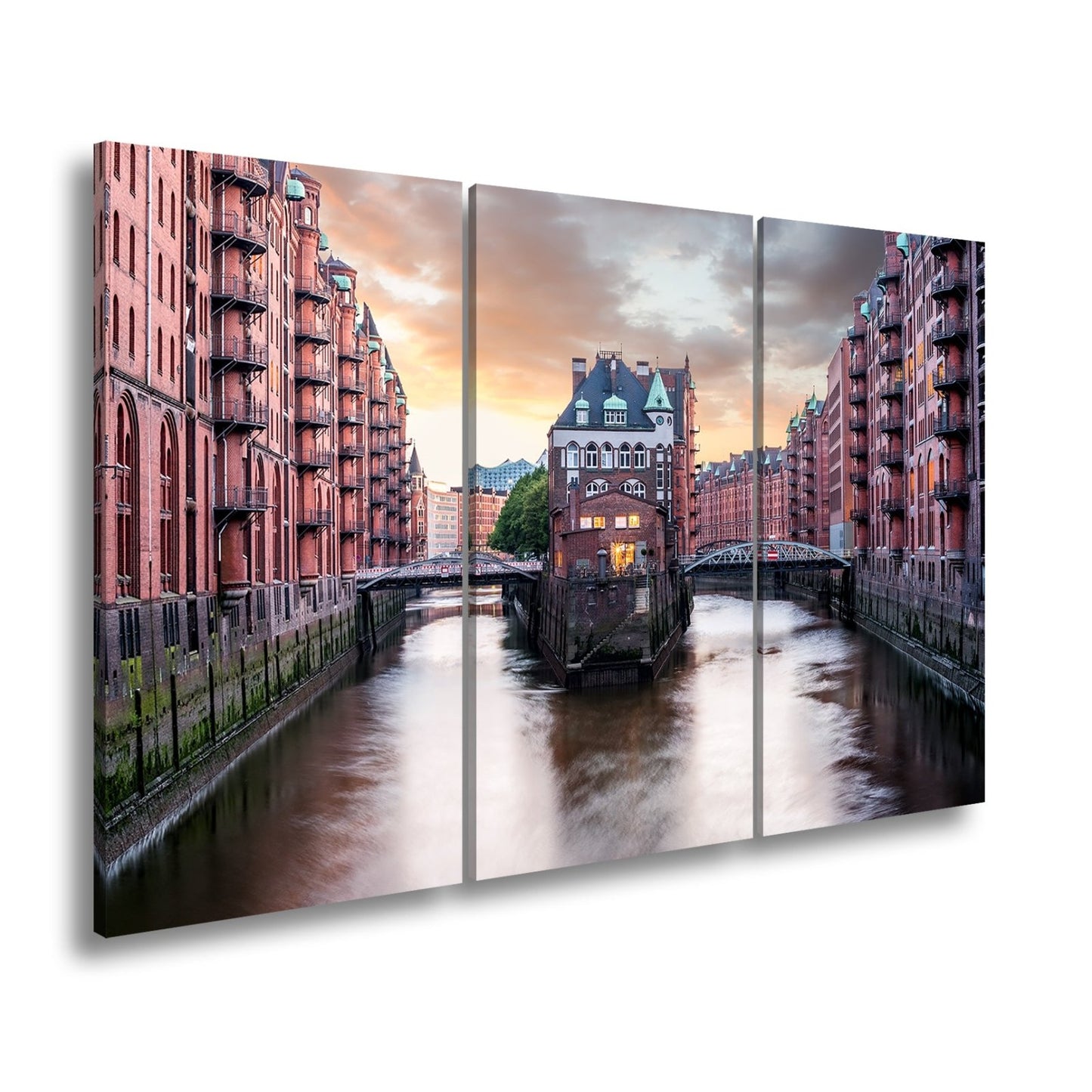 Leinwandbild Backsteinromantik in Hamburgs Speicherstadt bei Sonnenuntergang. - deyoli