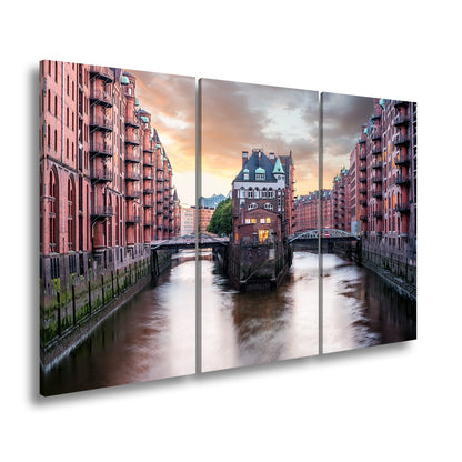 Leinwandbild Backsteinromantik in Hamburgs Speicherstadt bei Sonnenuntergang. - deyoli
