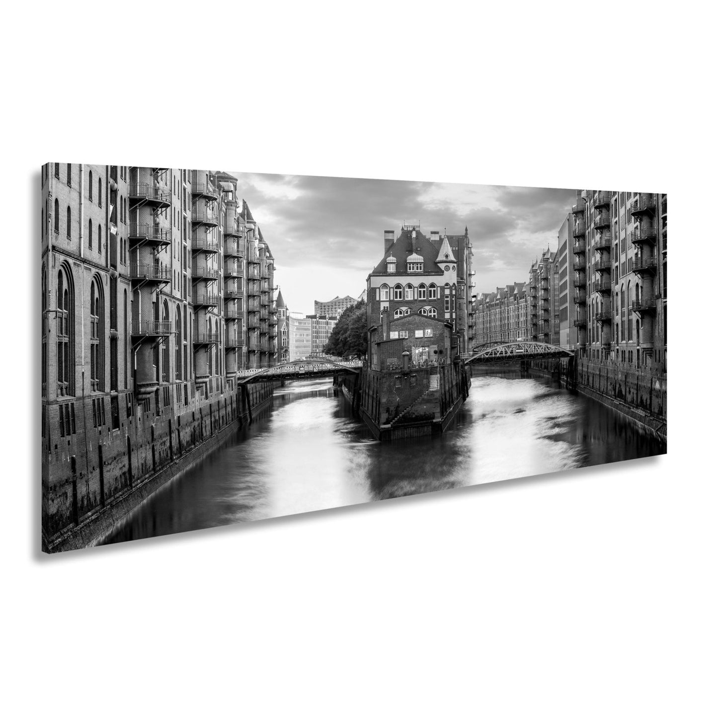 Leinwandbild Backsteinromantik in Hamburgs Speicherstadt bei Sonnenuntergang. - deyoli