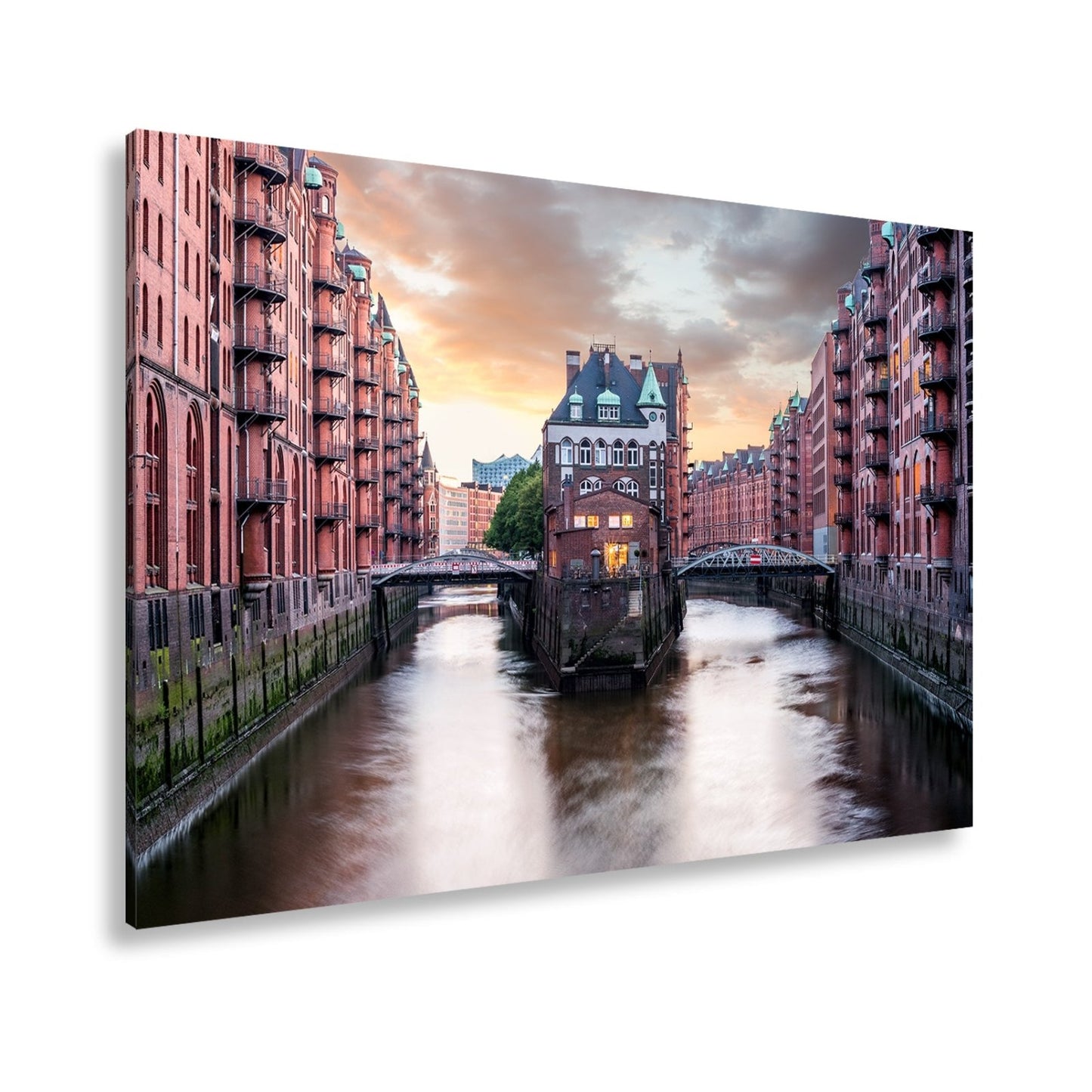 Leinwandbild Backsteinromantik in Hamburgs Speicherstadt bei Sonnenuntergang. - deyoli