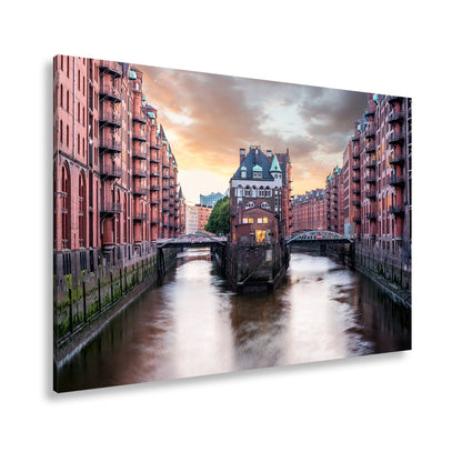 Leinwandbild Backsteinromantik in Hamburgs Speicherstadt bei Sonnenuntergang. - deyoli