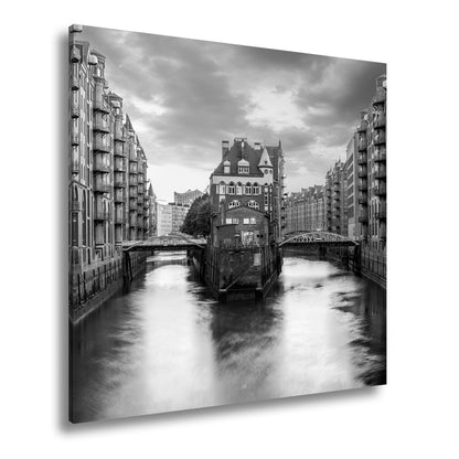 Leinwandbild Backsteinromantik in Hamburgs Speicherstadt bei Sonnenuntergang. - deyoli