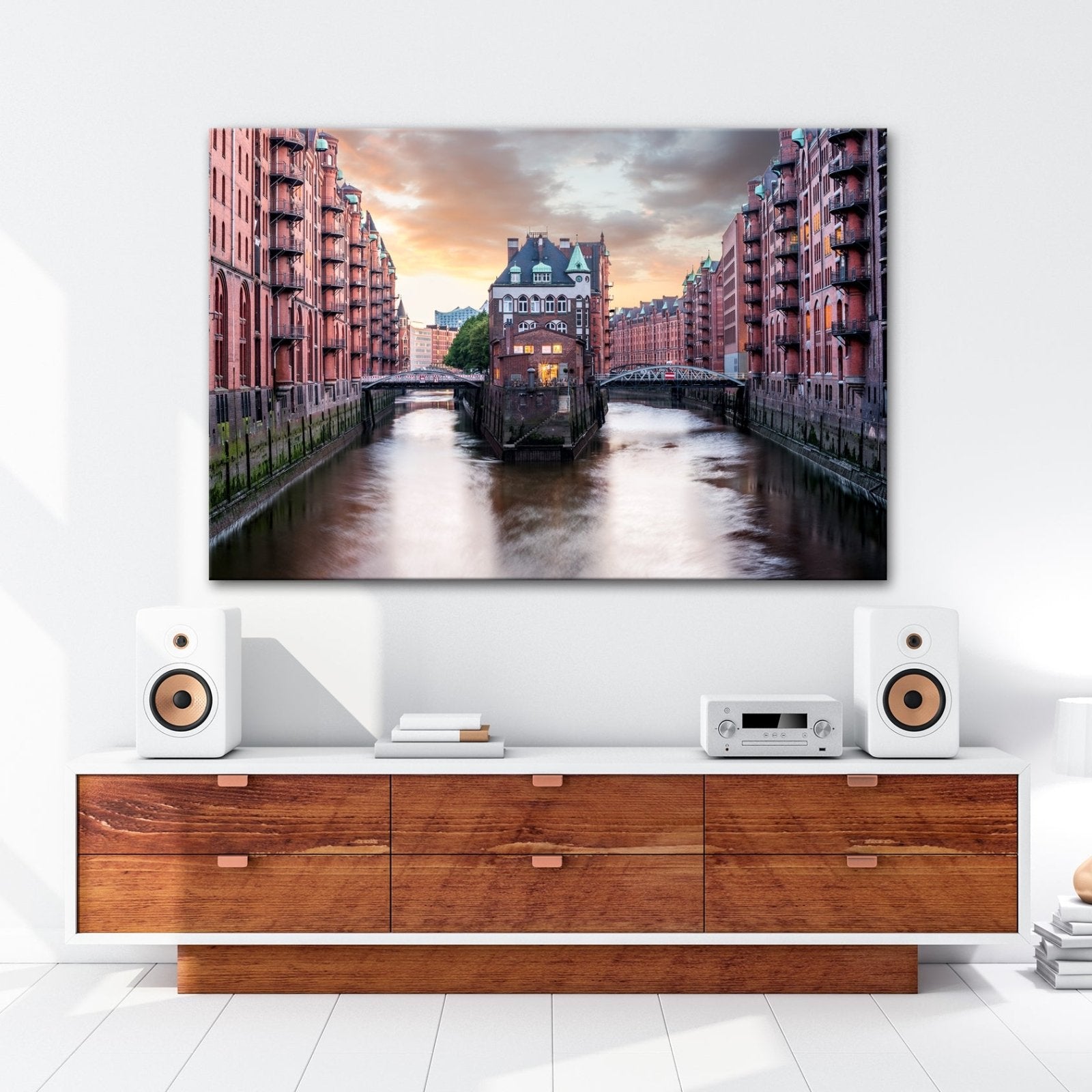 Leinwandbild Backsteinromantik in Hamburgs Speicherstadt bei Sonnenuntergang. - deyoli