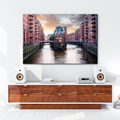 Leinwandbild Backsteinromantik in Hamburgs Speicherstadt bei Sonnenuntergang. - deyoli