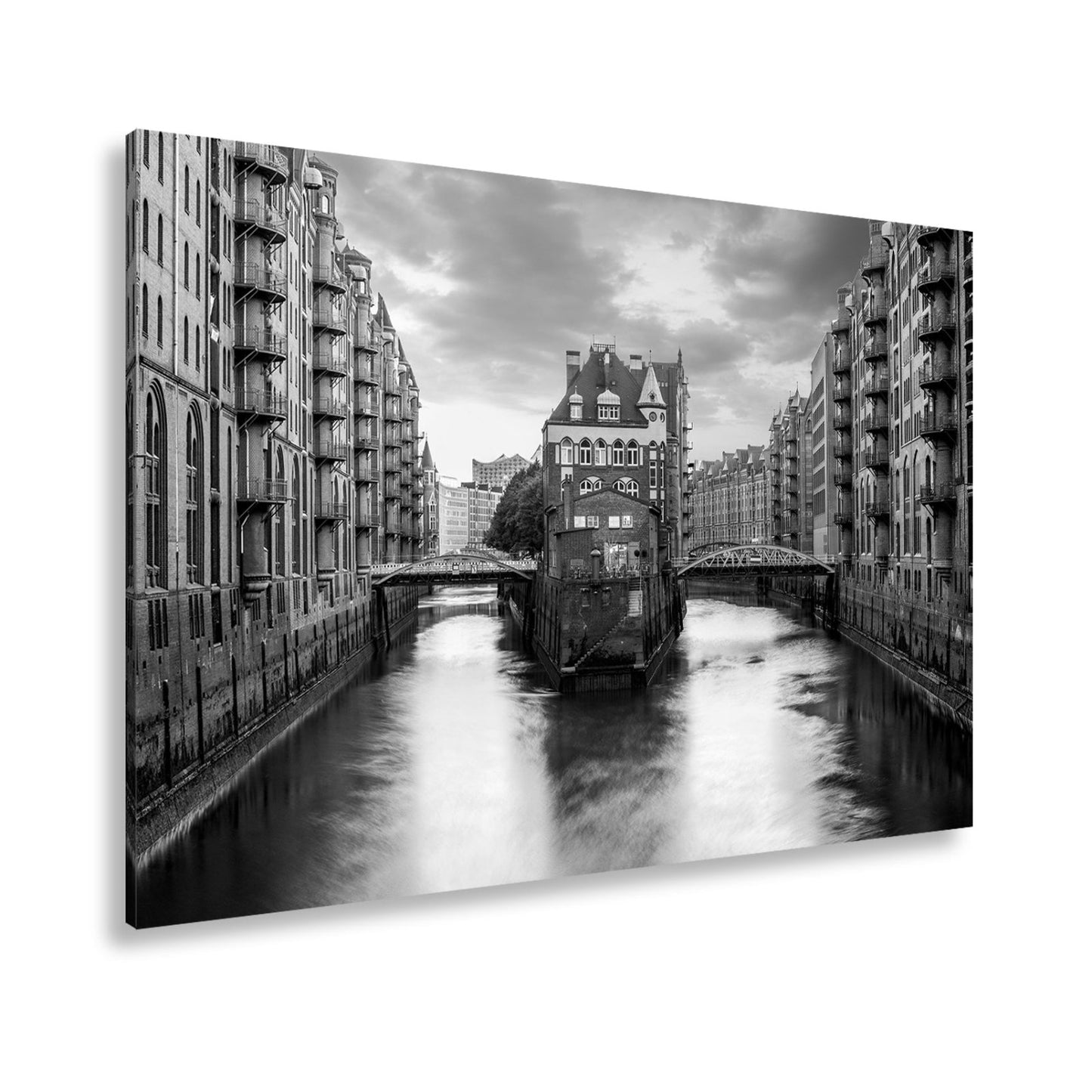 Leinwandbild Backsteinromantik in Hamburgs Speicherstadt bei Sonnenuntergang. - deyoli