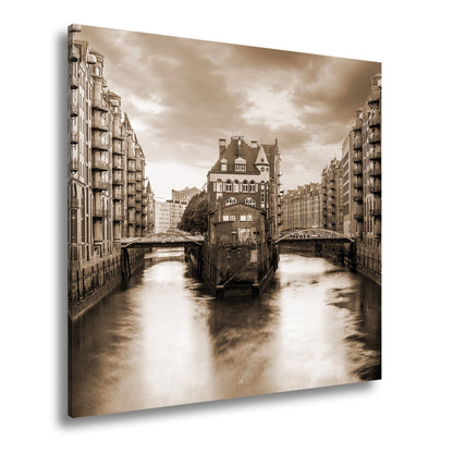 Leinwandbild Backsteinromantik in Hamburgs Speicherstadt bei Sonnenuntergang. - deyoli