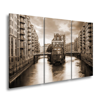 Leinwandbild Backsteinromantik in Hamburgs Speicherstadt bei Sonnenuntergang. - deyoli