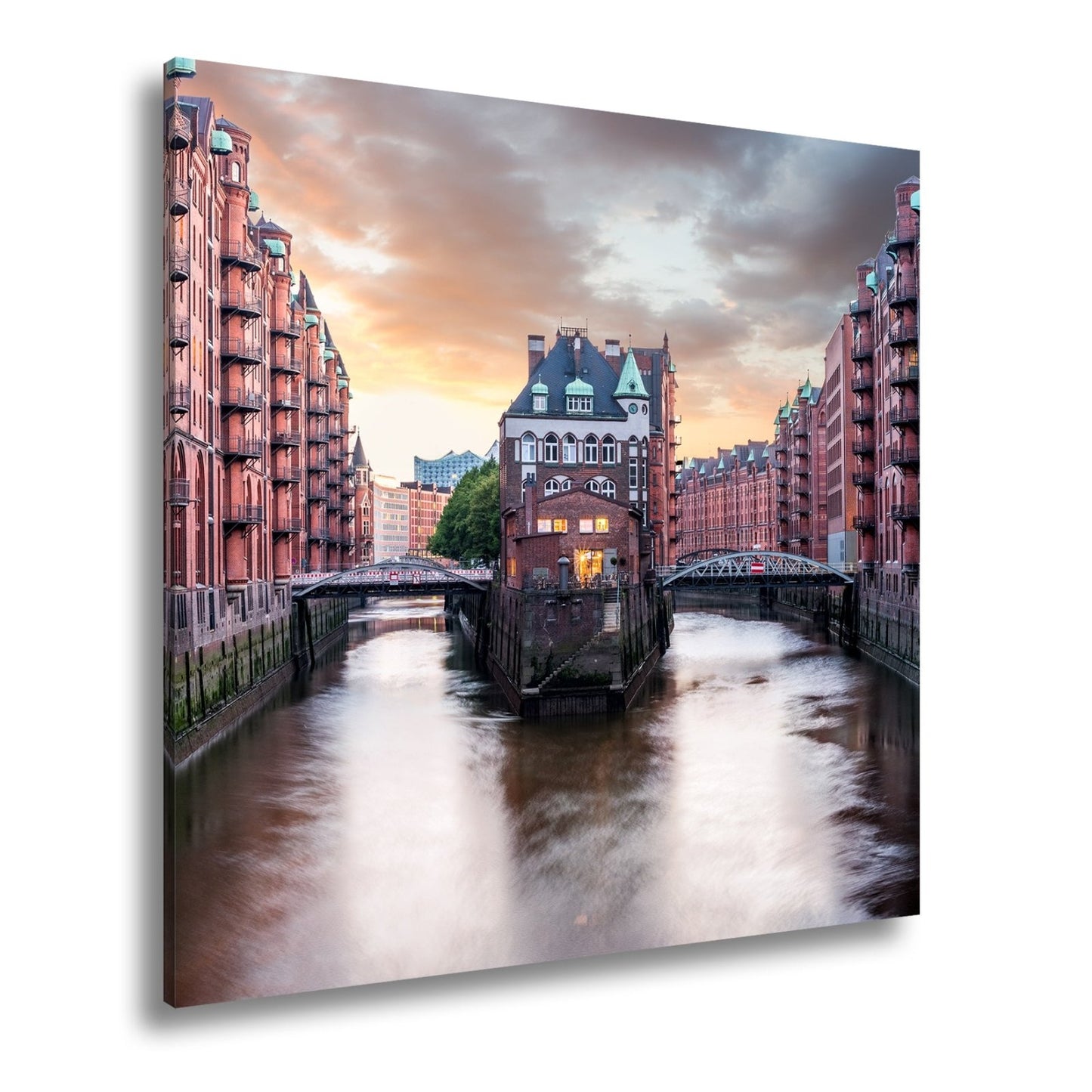 Leinwandbild Backsteinromantik in Hamburgs Speicherstadt bei Sonnenuntergang. - deyoli