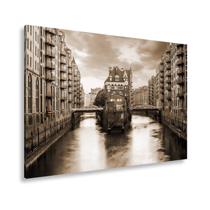 Leinwandbild Backsteinromantik in Hamburgs Speicherstadt bei Sonnenuntergang. - deyoli