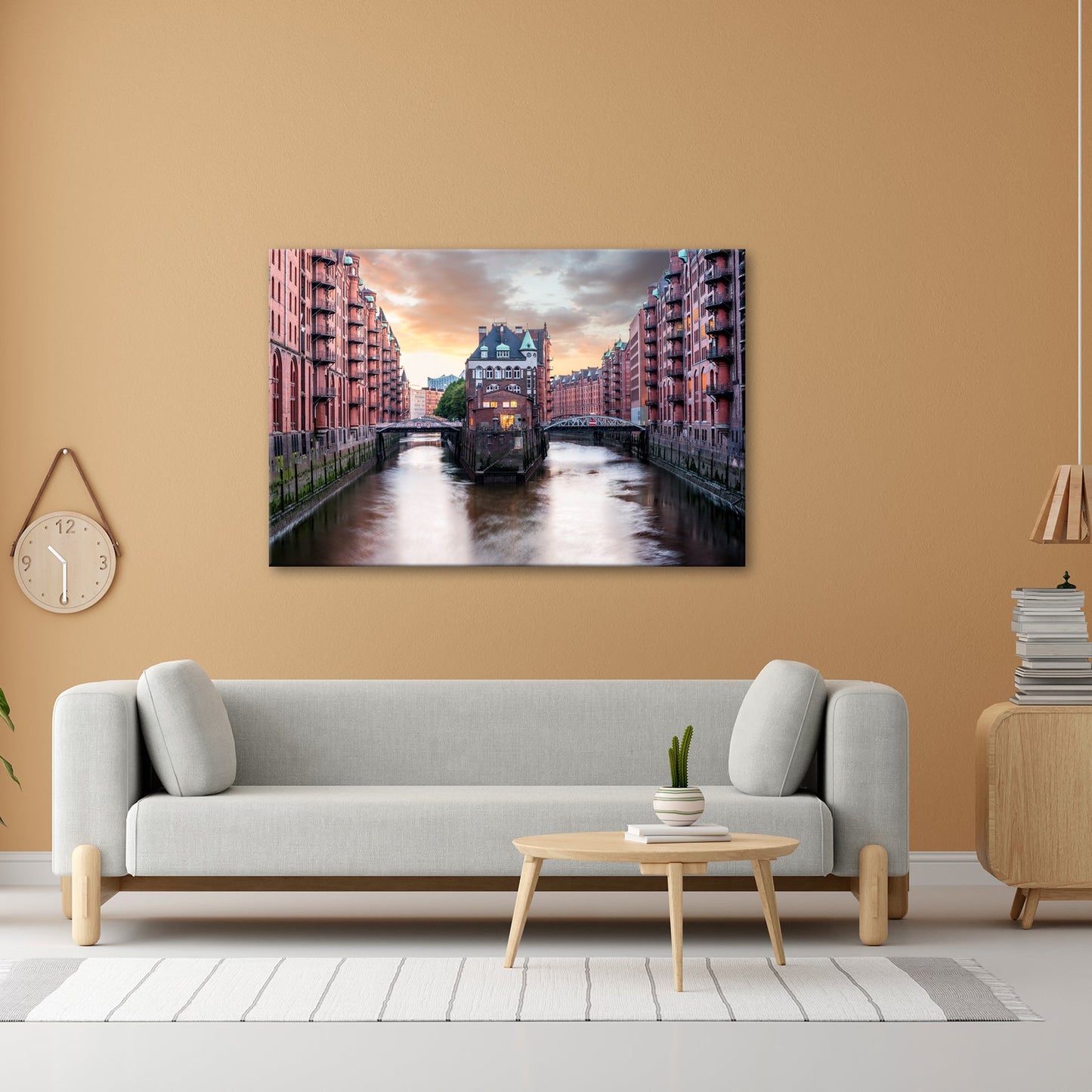 Leinwandbild Backsteinromantik in Hamburgs Speicherstadt bei Sonnenuntergang. - deyoli