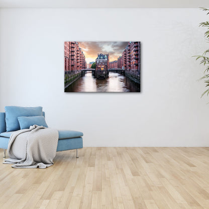 Leinwandbild Backsteinromantik in Hamburgs Speicherstadt bei Sonnenuntergang. - deyoli