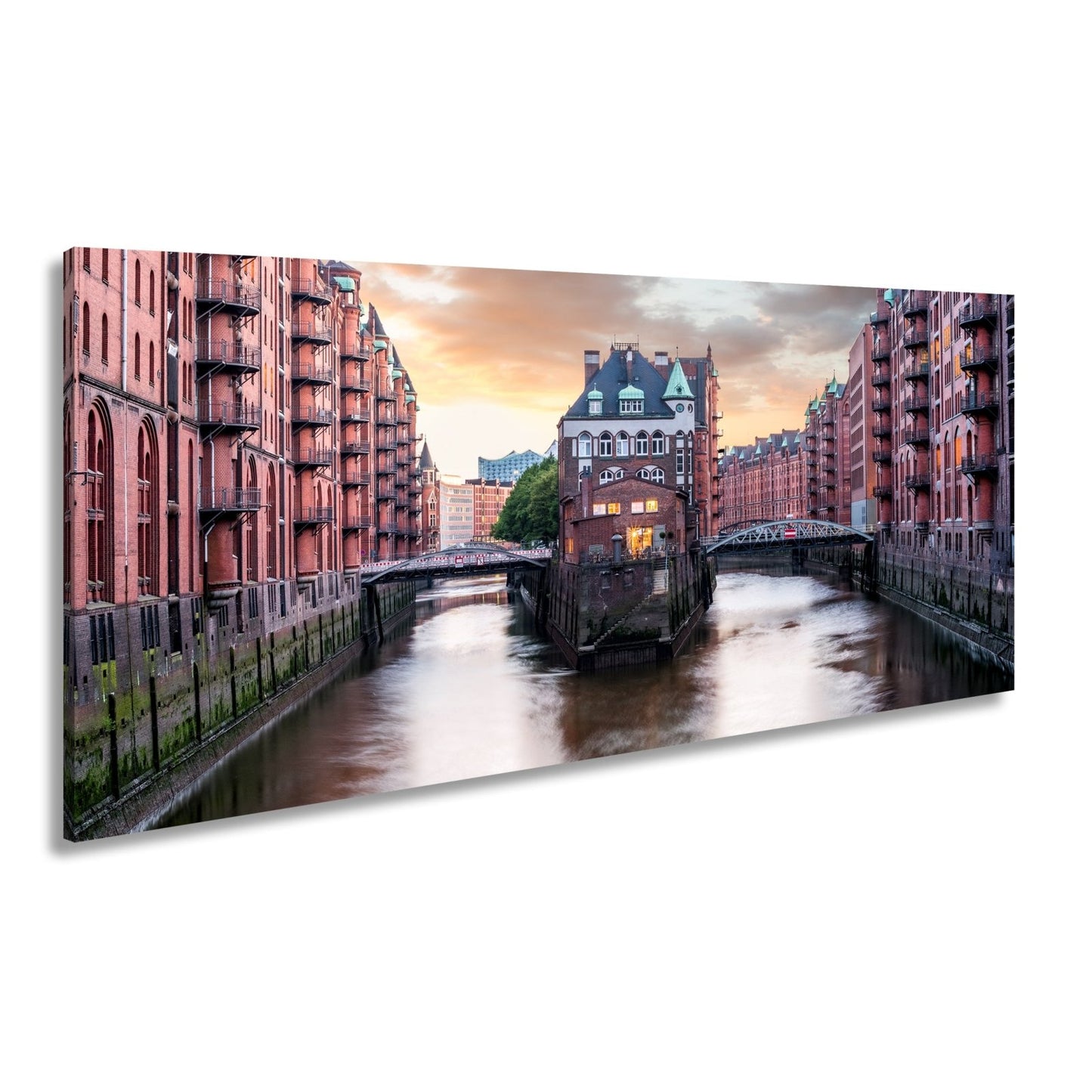 Leinwandbild Backsteinromantik in Hamburgs Speicherstadt bei Sonnenuntergang. - deyoli