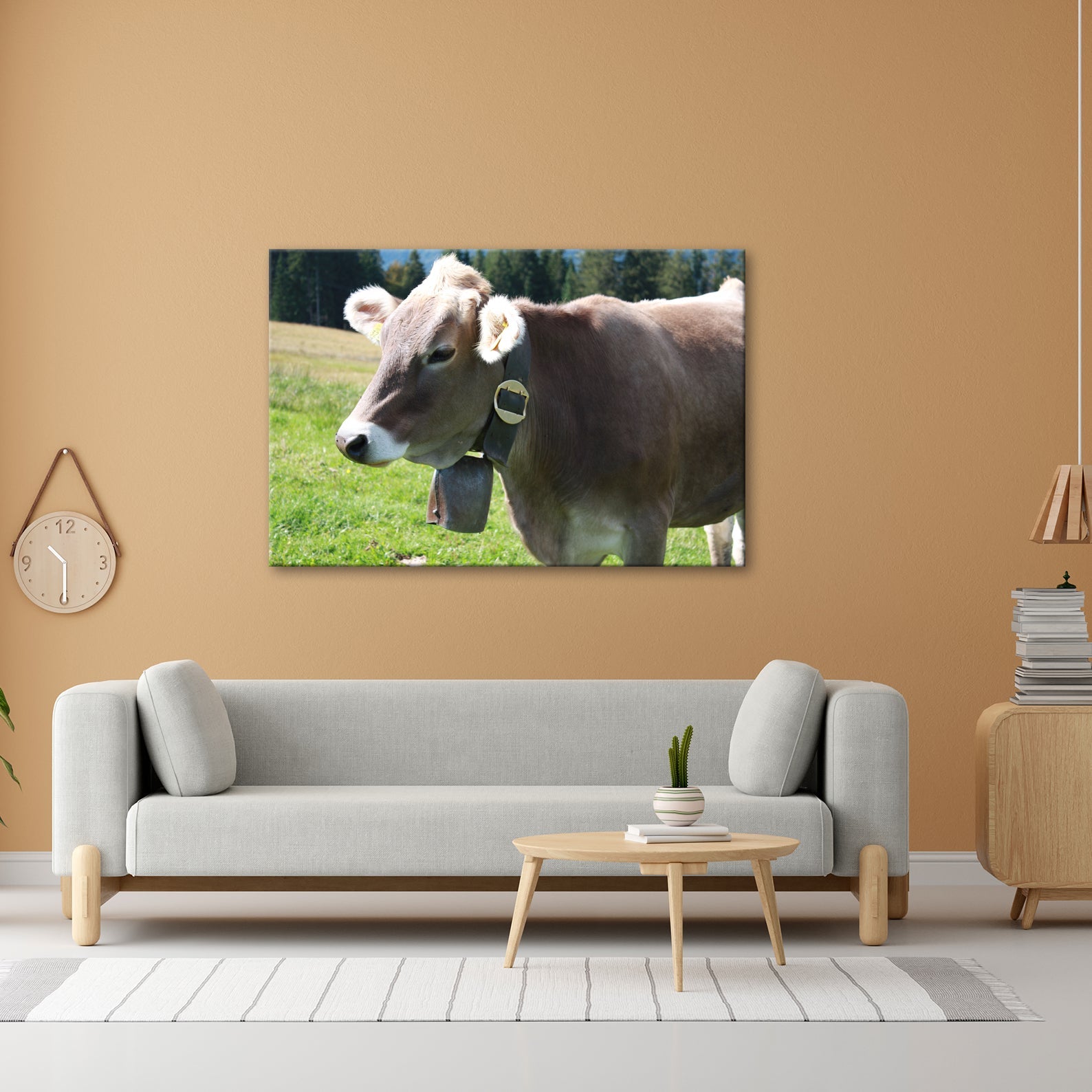 Leinwandbild Braunvieh XXL – Mit Glocke vor alpiner Kulisse in der Sonne - deyoli
