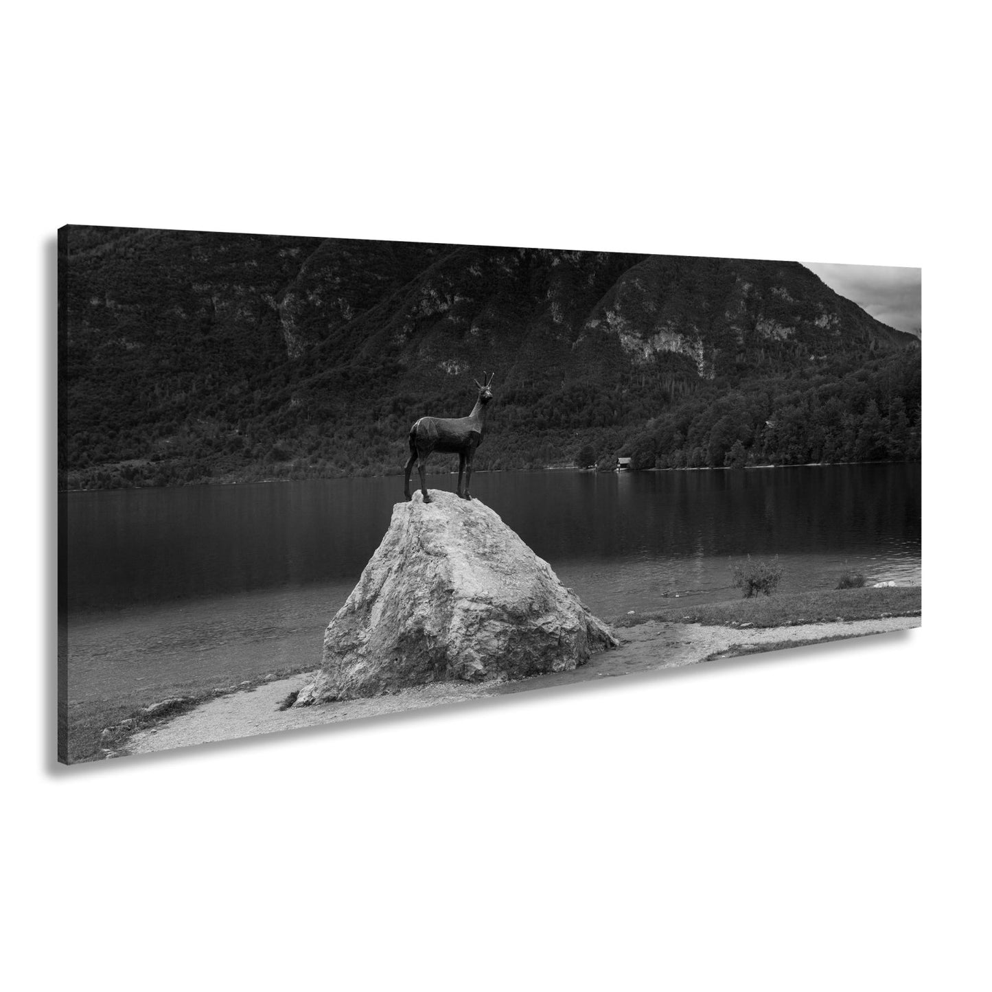 Leinwandbild Bronzener Wächter blickt über smaragdgrünen See. - deyoli