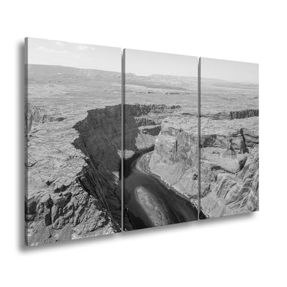 Leinwandbild Canyon XXL – Tiefe Schlucht mit grünem Fluss & Naturgewalt - deyoli