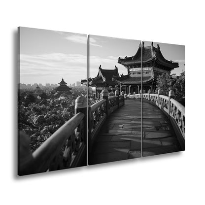 Leinwandbild Chinesischer Tempelpfad – Harmonie in Kirschblütenlicht. - deyoli