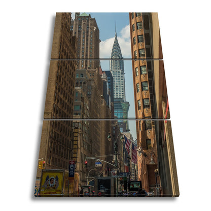 Leinwandbild Chrysler Building glänzt art - déco - elegant zwischen warmen Fassaden - deyoli